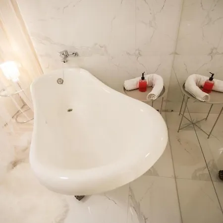 стильна в центрі на площі ринок вулиця галицька 9 * Lviv