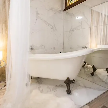 Apartment стильна в центрі на площі ринок вулиця галицька 9 Lviv