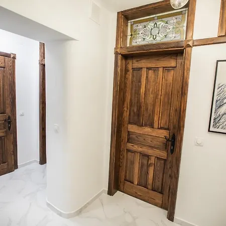 стильна в центрі на площі ринок вулиця галицька 9 Lviv