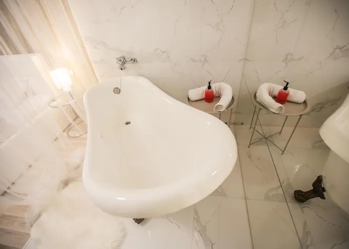 стильна в центрі на площі ринок вулиця галицька 9 * Lvov